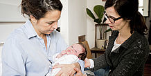 Hebammenbesuch bei Mutter und Kind