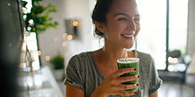 Junge Frau trinkt einen Smoothie