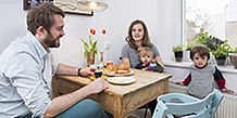 Familie am Frühstückstisch