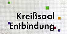 Kreißsaal Schild mit bunten Quadraten