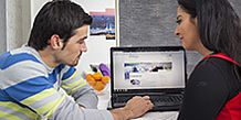 Paar schaut gemeinsam auf den Laptop