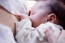 Baby beim Stillen