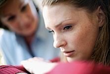 Nachdenkliche junge Frau wird beraten
