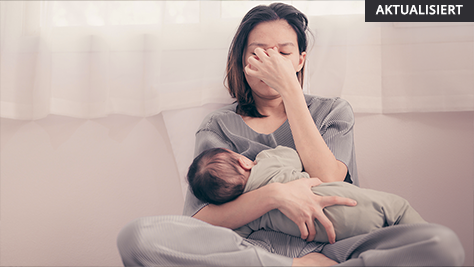 Erschöpfte Mutter hält ihr Baby auf dem Arm