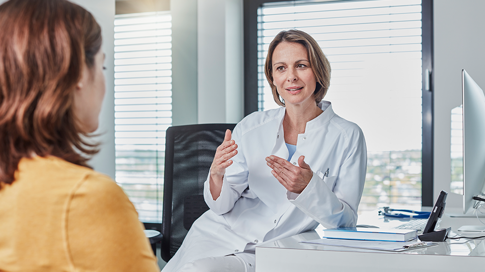 Refertilisierung der Frau (Quelle: Westend61 via GettyImages) Frau im Gespräch mit Ärztin