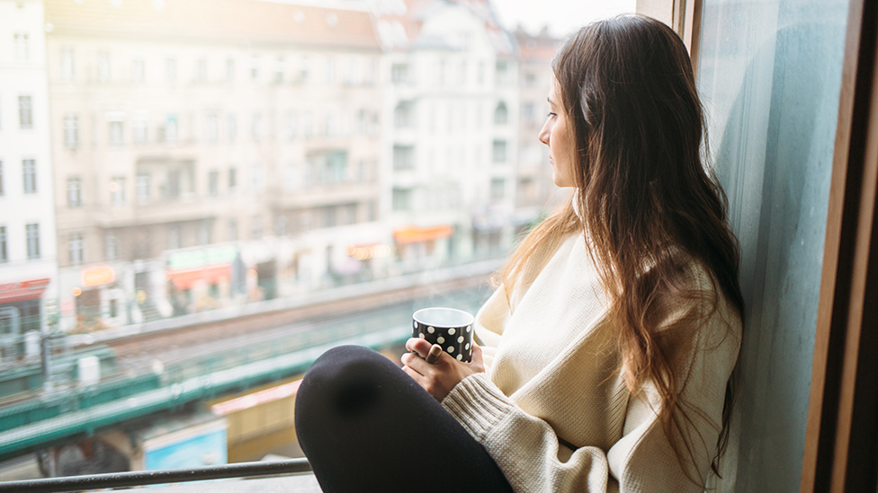 Fruchtbarkeitsstörungen bei der Frau (Quelle: yossarian6 - stock.adobe.com) Nachdenkliche Frau schaut aus dem Fenster