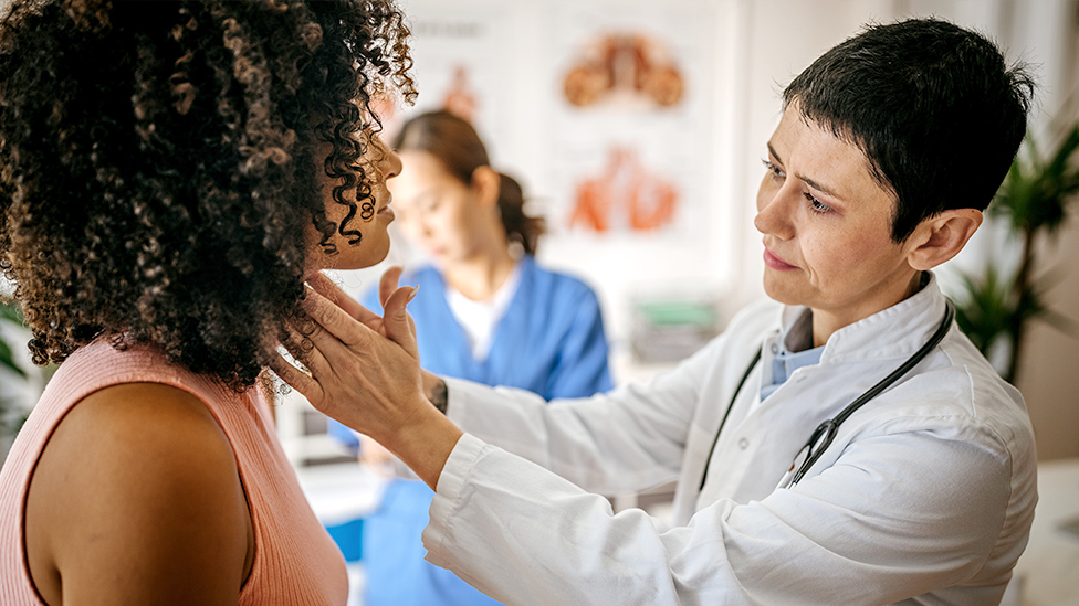 Untersuchung der Schilddrüse durch Tasten