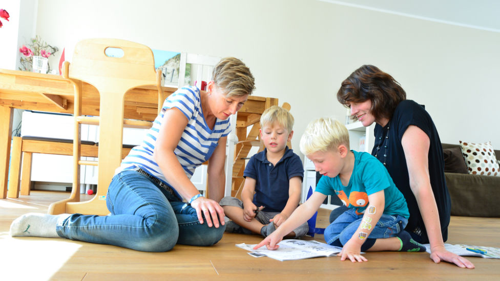 Paar spielt mit seinen Kindern © LSVD/Hildebrandt Paar spielt mit seinen Kindern © LSVD/Hildebrandt