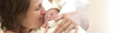 Mutter mit Neugeborenem © Thinkstock