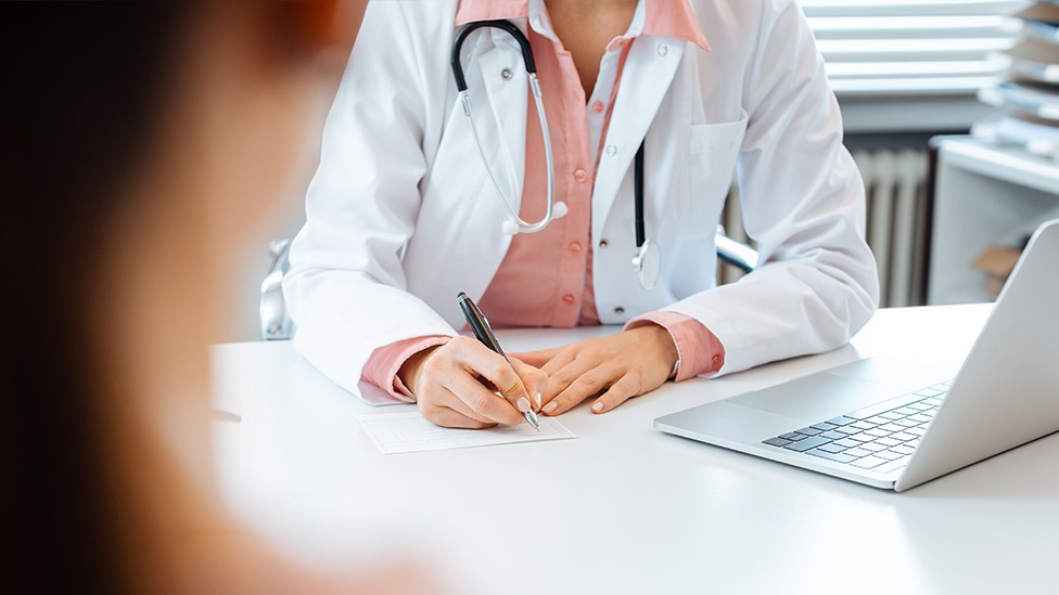 (Quelle: Kzenon - stock.adobe.com) Ärztin im Gespräch mit Patientin